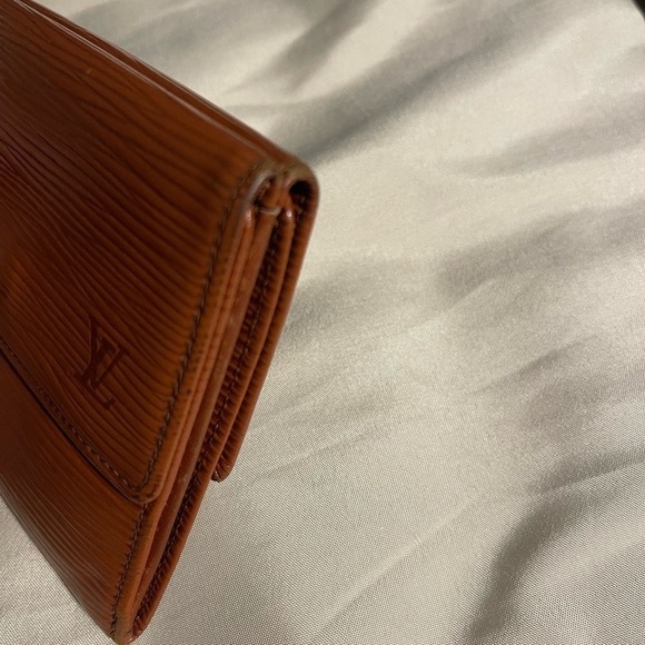 Louis  Vuitton Epi Compact Wallet - Picture 6 of 9